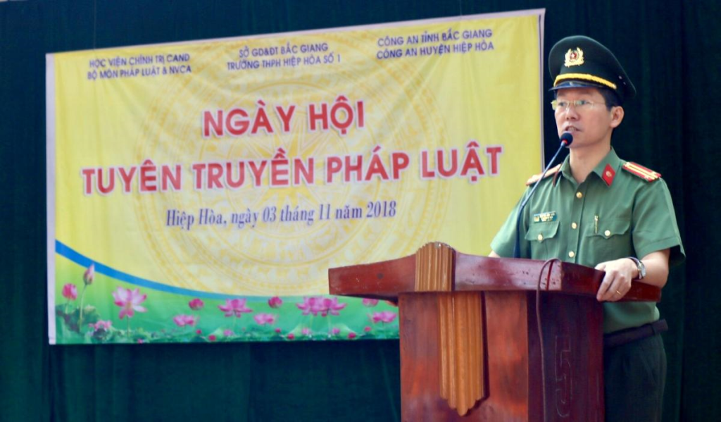 Đồng chí Trung tá, TS Nguyễn Anh Tuấn, Phó Trưởng Bộ môn Pháp luật và nghiệp vụ Công an, Học viện chính trị Công an nhân dân giới thiệu về Luật An ninh mạng