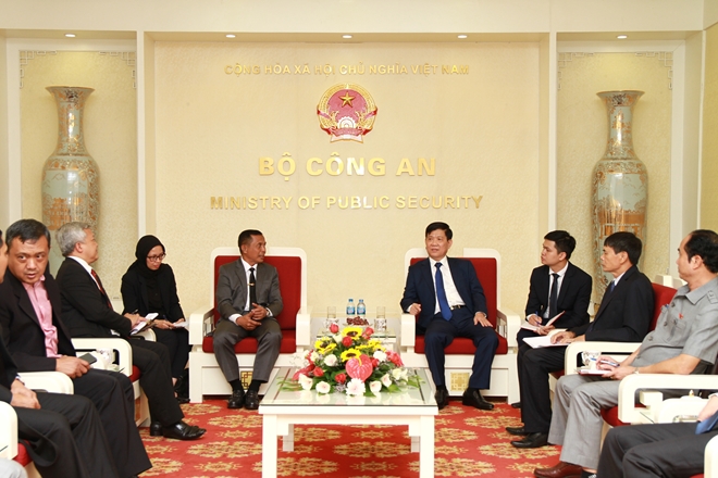 Thứ trưởng Nguyễn Văn Sơn và ngài Halim Pagarra tại buổi tiếp.