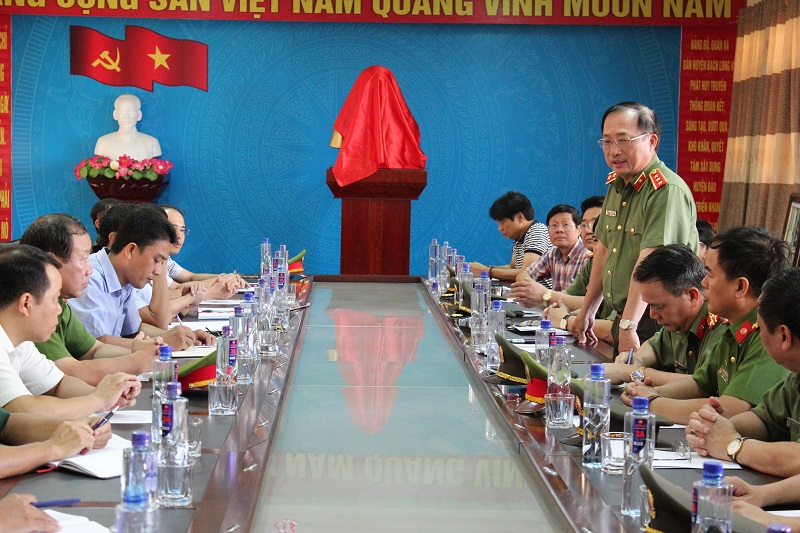 Thứ trưởng Nguyễn Văn Thành đánh giá cao kết quả công tác 8 tháng đầu năm 2018 của cán bộ, quân và dân huyện đảo