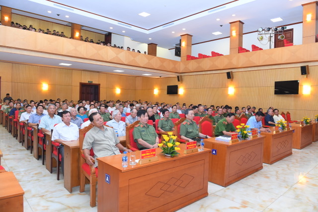 Các đại biểu tham dự buổi lễ.