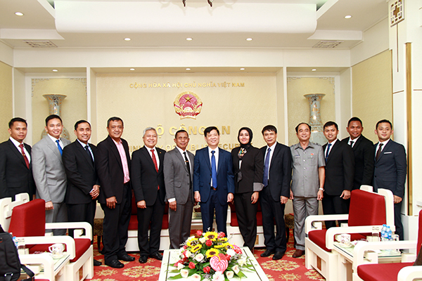 Thứ trưởng Nguyễn Văn Sơn, ngài Halim Pagarra, Đại sứ đặc mệnh toàn quyền Cộng hòa Indonesia tại Việt Nam Ibnu Hadi và các đại biểu.