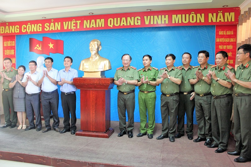 Đồng chí Thứ trưởng trao bức tượng Bác Hồ và số tiền hỗ trợ quỹ "Nâng bước em tới trường" tặng huyện Bạch Long Vĩ