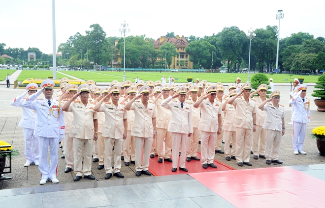 Đoàn đại biểu Đảng ủy Công an Trung ương, lãnh đạo Bộ Công an vào Lăng viếng Chủ tịch Hồ Chí Minh.