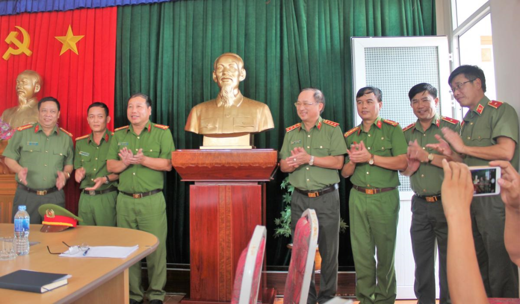 Đoàn thăm và trao bức tượng Bác Hồ tặng Công an huyện Bạch Long Vĩ