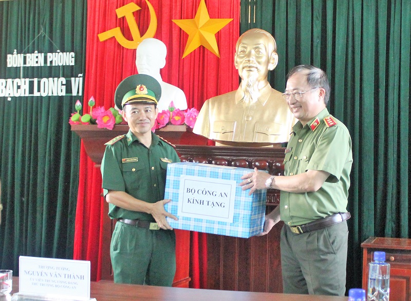 Thứ trưởng Nguyễn Văn Thành cùng đoàn công tác đến thăm, tặng quà Đồn Biên phòng huyện Bạch Long Vĩ