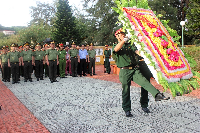 Lễ dâng hoa, dâng hương tại Đài tưởng niệm liệt sĩ huyện Bạch Long Vĩ
