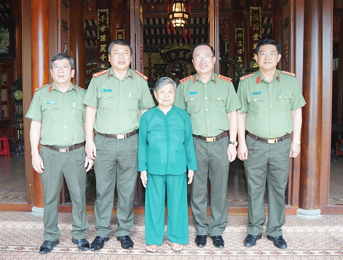 Thứ trưởng Nguyễn Văn Thành và lãnh đạo Công an TP Đà Nẵng chụp ảnh lưu niệm với bà Nguyễn Thị Bàng.