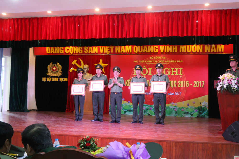 Đồng chí Thiếu tướng Hồ Sỹ Long, Phó Giám đốc Học viện Chính trị Công an nhân dân trao Bằng khen cho các tập thể đạt danh hiệu “Đơn vị quyết thắng”.