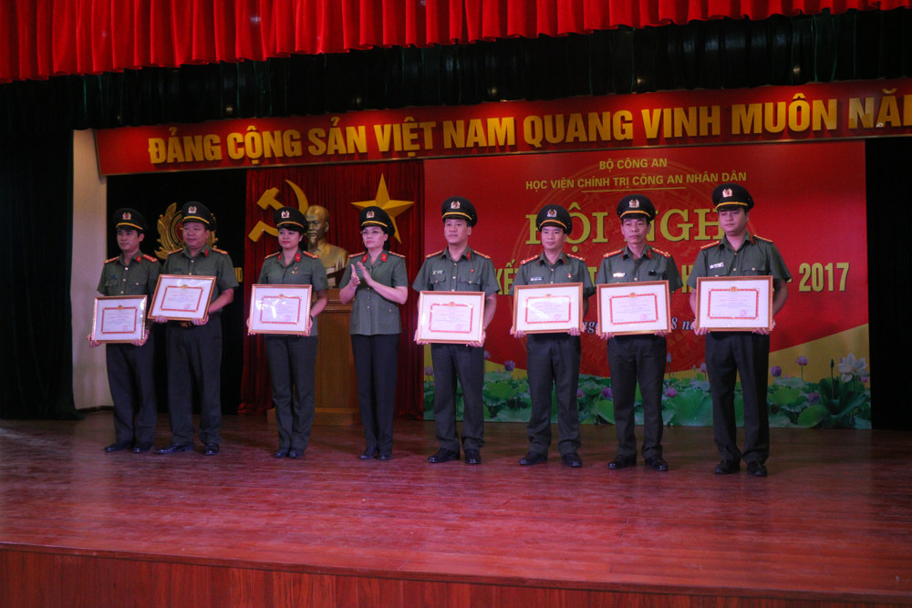 Đồng chí Đại tá, PGS.TS Đinh Ngọc Hoa, Phó Giám đốc Học viện Chính trị Công an nhân dân trao danh hiệu “Chiến sỹ thi đua cơ sở”cho các cá nhân