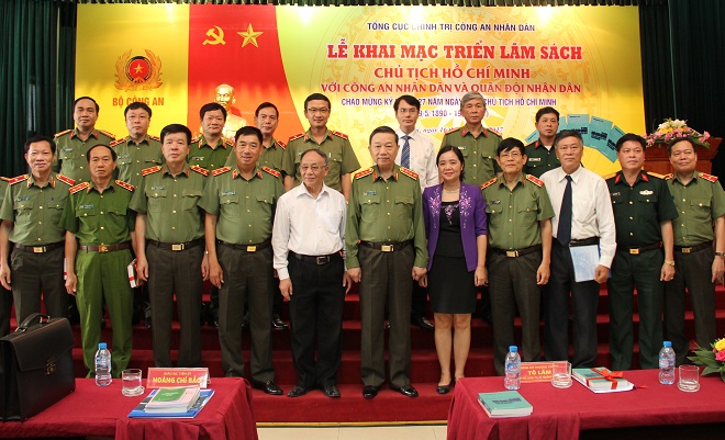 Bộ trưởng Tô Lâm chụp ảnh lưu niệm cùng các đại biểu.