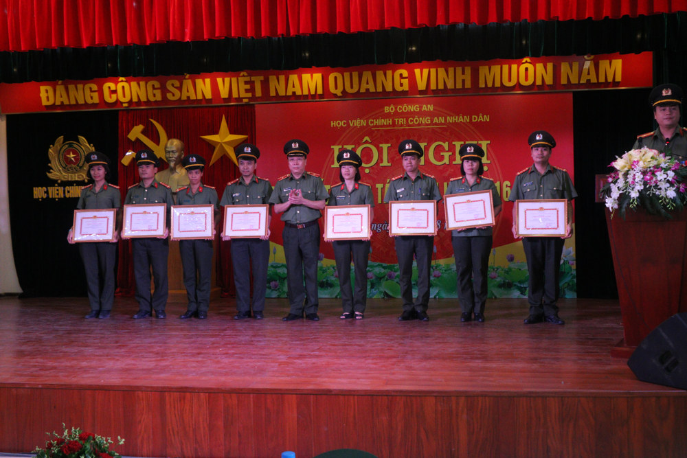 Đồng chí Thiếu tướng Dương Như Hồng, Phó Giám đốc Học viện Chính trị Công an nhân dân trao danh hiệu“Chiến sỹ thi đua cơ sở” cho các cá nhân