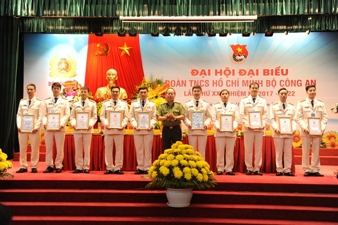 Trung tướng Nguyễn Thanh Nam trao Chứng nhận tặng các cá nhân có công trình, phần việc thanh niên tiêu biểu