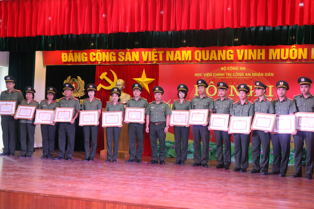 Đồng chí Đại tá, PGS.TS Phan Xuân Tuy, Phó Giám đốc Học viện Chính trị Công an nhân dân trao danh hiệu“Chiến sỹ thi đua cơ sở” cho các cá nhân