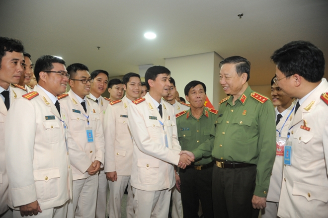 Bộ trưởng Tô Lâm động viên, căn dặn các đoàn viên thanh niên Công an