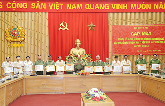 Thứ trưởng Nguyễn Văn Thành trao Bằng khen của Bộ trưởng Bộ LĐ- TBXH cho các đồng chí là người có công với cách mạng tiêu biểu.