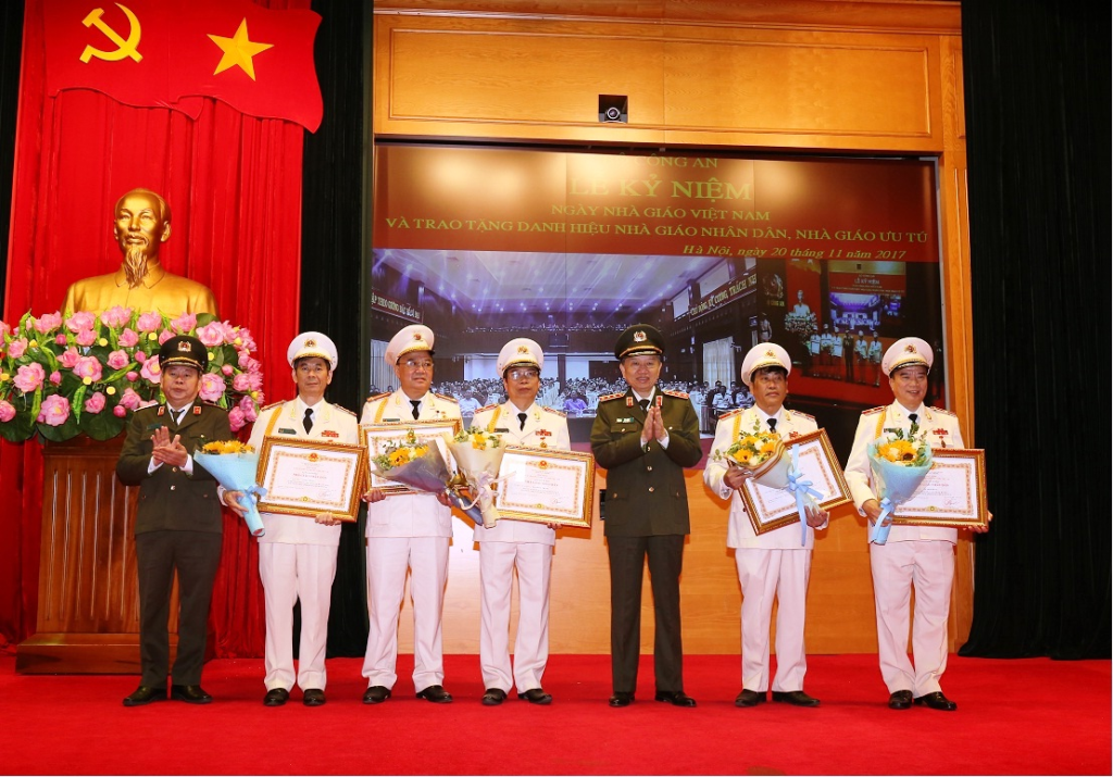 Bộ trưởng Tô Lâm trao Quyết định và Danh hiệu “Nhà giáo Nhân dân” cho các Nhà giáo CAND; Trung tướng Nguyễn Thanh Nam, Phó Tổng cục trưởng phụ trách Tổng cục Chính trị CAND tặng hoa chúc mừng các Nhà giáo.