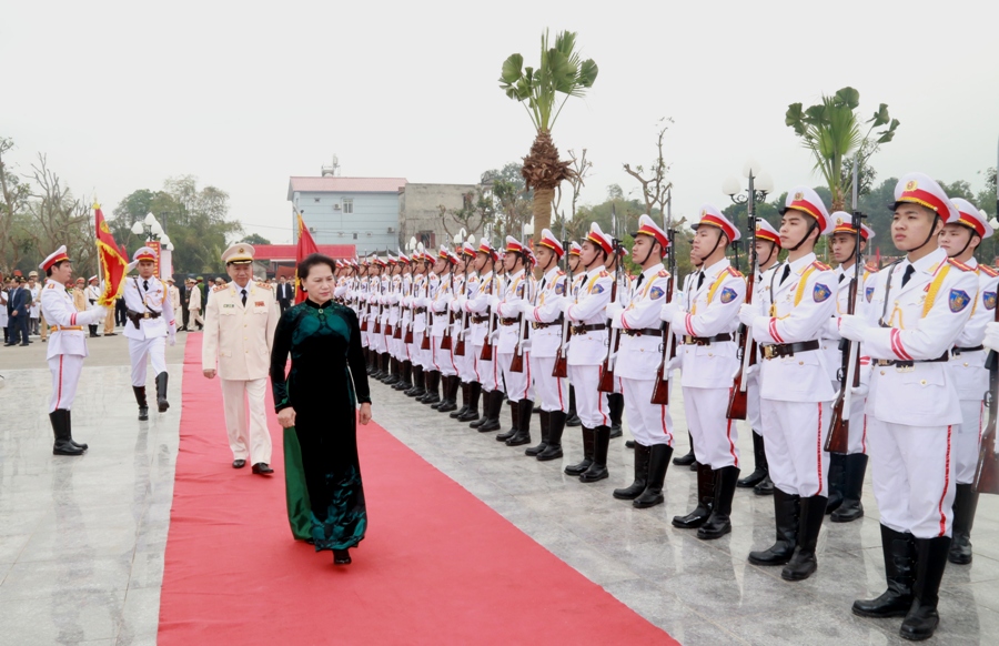 Chủ tịch Quốc hội Nguyễn Thị Kim Ngân duyệt đội danh dự lực lượng CAND.