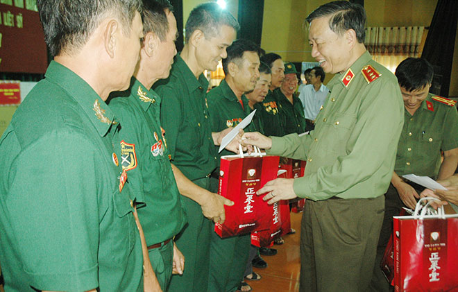 Thượng tướng Tô Lâm, Ủy viên Bộ Chính trị, Bộ trưởng Bộ Công an tặng quà các thương binh tại Trung tâm điều dưỡng thương binh Duy Tiên (Hà Nam) nhân dịp kỷ niệm 70 năm Ngày Thương binh – Liệt sĩ (27-7-1947 – 27-7-2017).