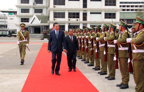 Bộ trưởng Tô Lâm và Bộ trưởng Sổm-kẹo Sỉ-la-vông duyệt đội danh dự.