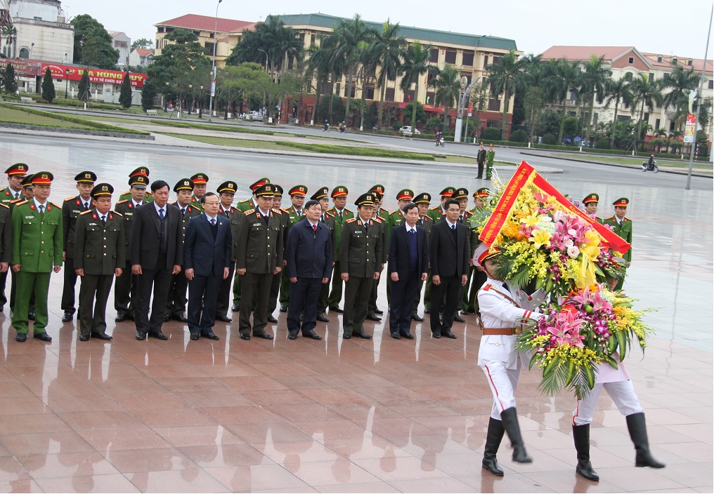 Bộ trưởng Tô Lâm cùng các thành viên trong Đoàn dâng hoa tại tượng đài Cố Tổng Bí thư Nguyễn Văn Linh.