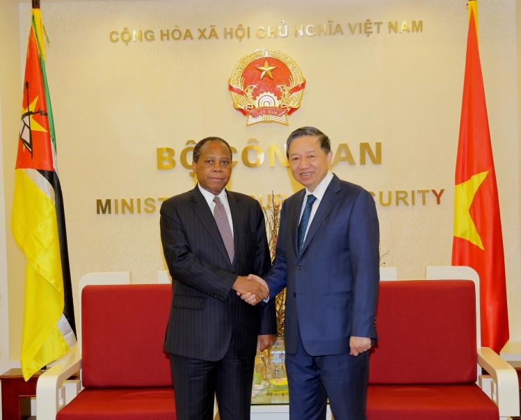 Bộ trưởng Tô Lâm và Đại sứ Gamiliel Munguambe.