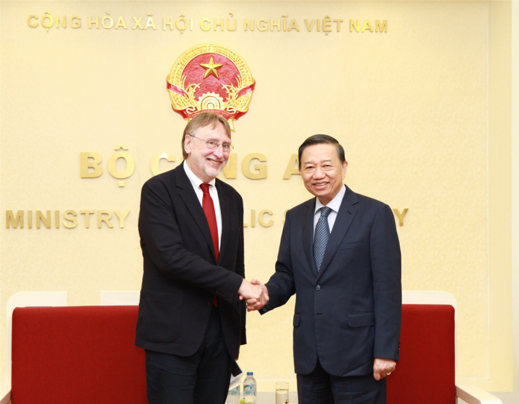 Bộ trưởng Tô Lâm và ngài Bernd Lange tại buổi tiếp.