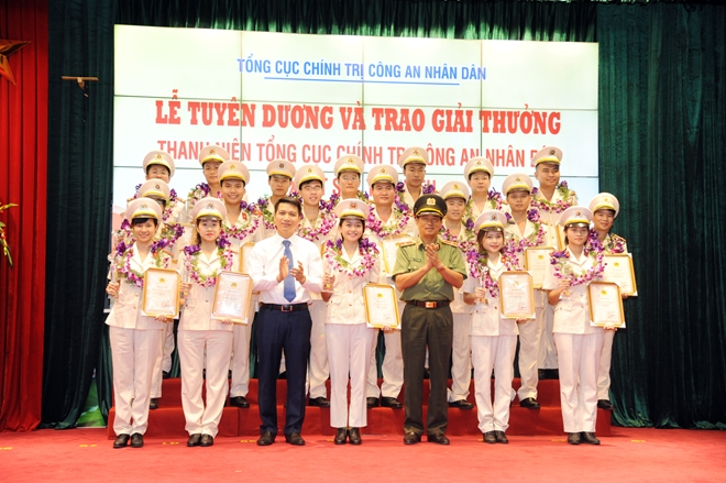Thiếu tướng Đỗ Ngọc Cẩn và đồng chí Nguyễn Ngọc Lương trao Giải thưởng cho 19 thanh niên xuất sắc tiêu biểu.