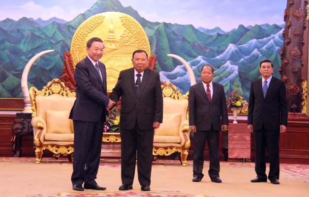 Đoàn đại biểu cấp cao Bộ Công an Việt Nam chào xã giao Tổng Bí thư, Chủ tịch nước CHDCND Lào Bun-nhăng Vo-la-chít.