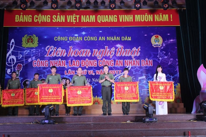 Trung tướng Nguyễn Xuân Mười trao giải cho các đơn vị.