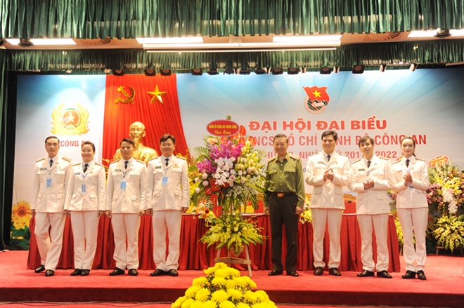 Bộ trưởng Tô Lâm tặng hoa chúc mừng Đại hội