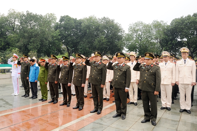 Đoàn đại biểu thanh niên Công an tiêu biểu đặt vòng hoa tưởng niệm các Anh hùng liệt sỹ trên đường Bắc Sơn.