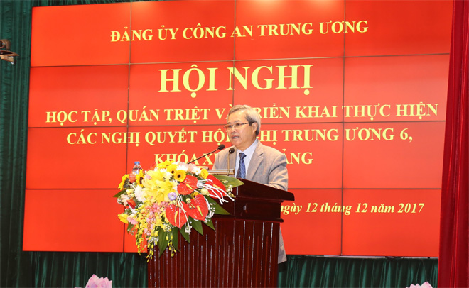 PGS.TS Ngô Văn Thạo giới thiệu nội dung các Nghị quyết Hội nghị Trung ương 6, khóa XI tại Hội nghị.