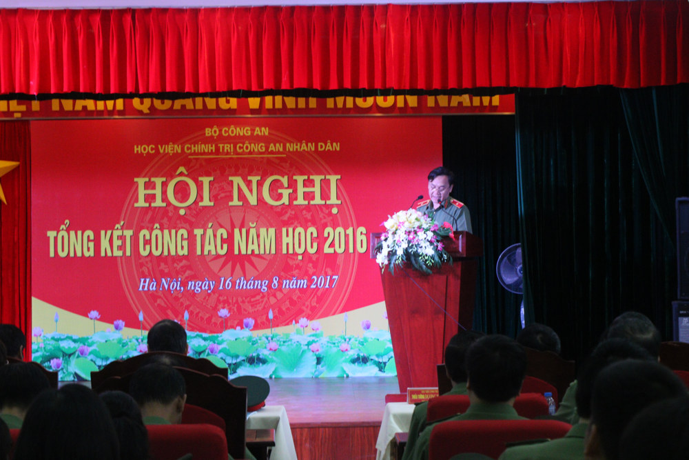 Đồng chí Thiếu tướng Hồ Sỹ Long, Phó Giám đốc Học viện Chính trị Công an nhân dân trình bày Báo cáo Kết quả công tác năm học 2016 - 2017, phương hướng, nhiệm vụ công tác trọng tâm năm học 2017 - 2018.
