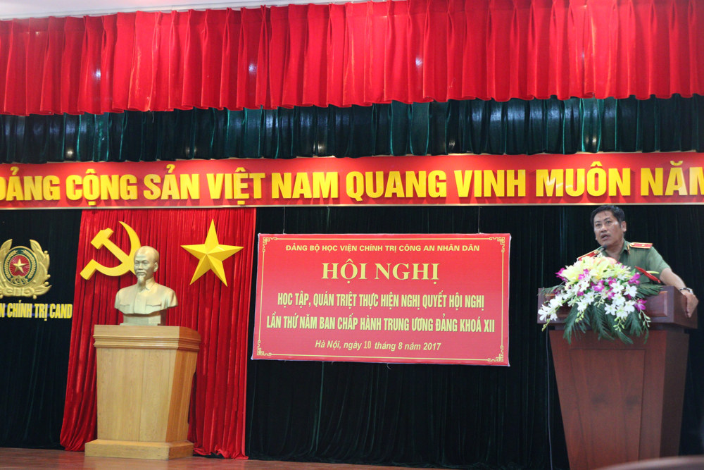 Đồng chí Thiếu tướng, GS. TS Trương Giang Long trực tiếp giới thiệu những nội dung cơ bản của Nghị quyết Hội nghị lần thứ 5 Ban Chấp hành Trung ương Đảng khóa XII