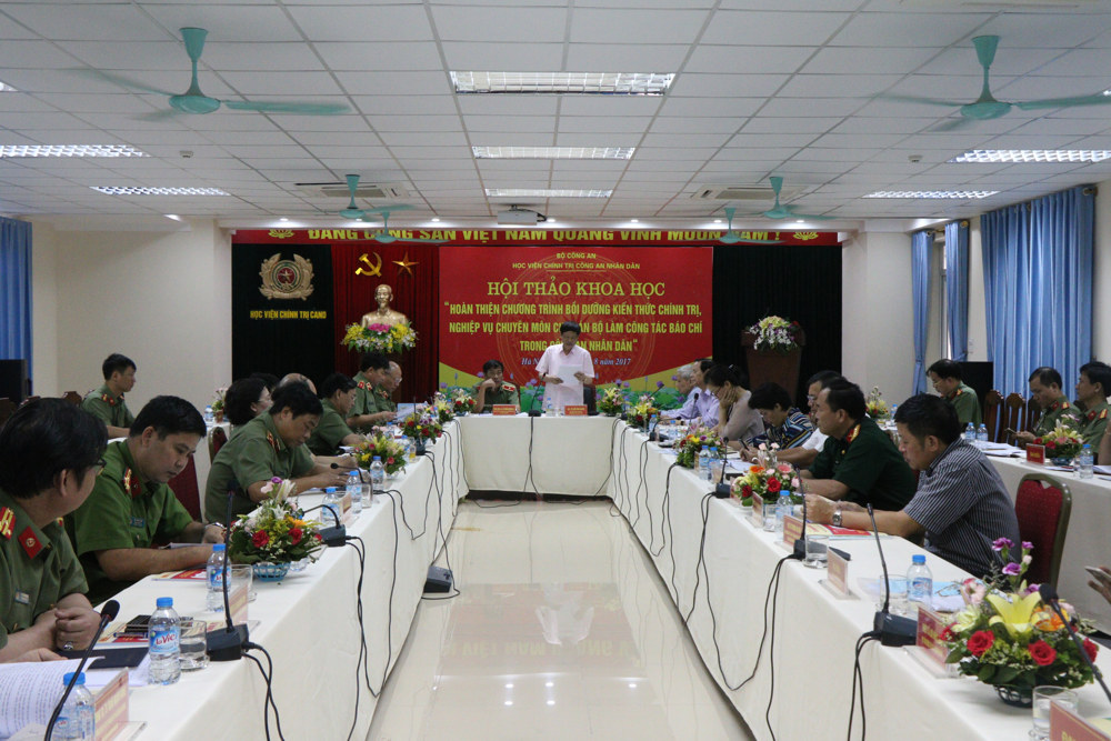 Đồng chí Thiếu tướng, GS. TS Trương Giang Long, Phó Tổng Cục trưởng Tổng cục Chính trị Công an nhân dân, Giám đốc Học viện Chính trị Công an nhân dân và đồng chí GS.TS Vũ Văn Hiền, Phó Chủ tịch chuyên trách Hội đồng Lý luận Trung ương đồng chủ trì Hội thảo