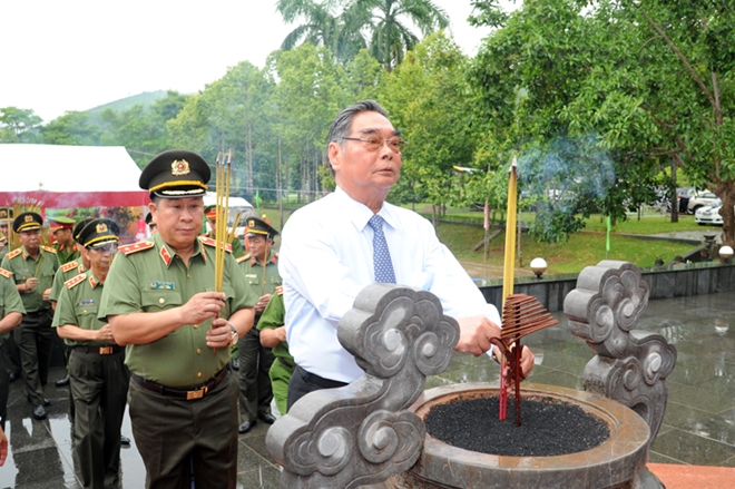 Đại tướng Lê Hồng Anh, Thứ trưởng Bùi Văn Thành và các đại biểu dâng hương tưởng niệm các Anh hùng, liệt sĩ CAND.