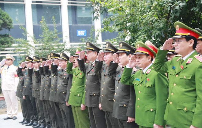 Các đại biểu tham dự buổi Lễ đã thắp nén hương thơm, tưởng niệm Chủ tịch Hồ Chí Minh tại Nhà tưởng niệm Bác Hồ.