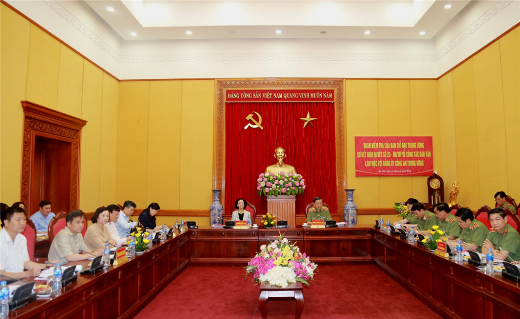 Toàn cảnh buổi làm việc.