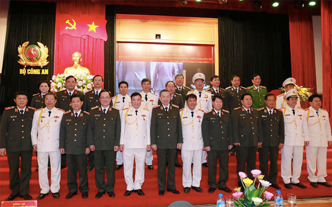 Bộ trưởng Tô Lâm và các đồng chí lãnh đạo Bộ Công an, các đại biểu chụp ảnh kỷ niệm với các nhà giáo, nhà khoa học tiêu biểu trong CAND.