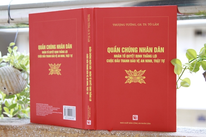 Bìa cuốn sách "Quần chúng nhân dân - Nhân tố quyết định thắng lợi cuộc đấu tranh bảo vệ an ninh, trật tự".