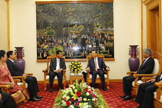 Bộ trưởng Tô Lâm và Thứ trưởng Bộ An ninh CHDCND Lào Kongthong Phongvichit tại buổi tiếp.