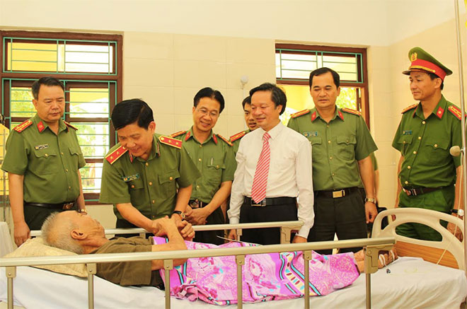 Trung tướng Nguyễn Văn Sơn - Thứ trưởng Bộ Công an và các đồng chí trong đoàn công tác thăm, tặng quà đồng chí thương binh nặng đang điều trị tại Trung tâm điều dưỡng thương binh Duy Tiên.