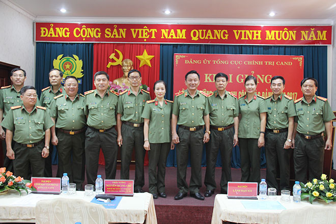 Các đại biểu cùng học viên lớp bồi dưỡng tại lễ khai giảng.