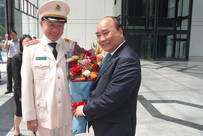 Bộ trưởng Tô Lâm tặng hoa chúc mừng Thủ tướng Chính phủ Nguyễn Xuân Phúc.