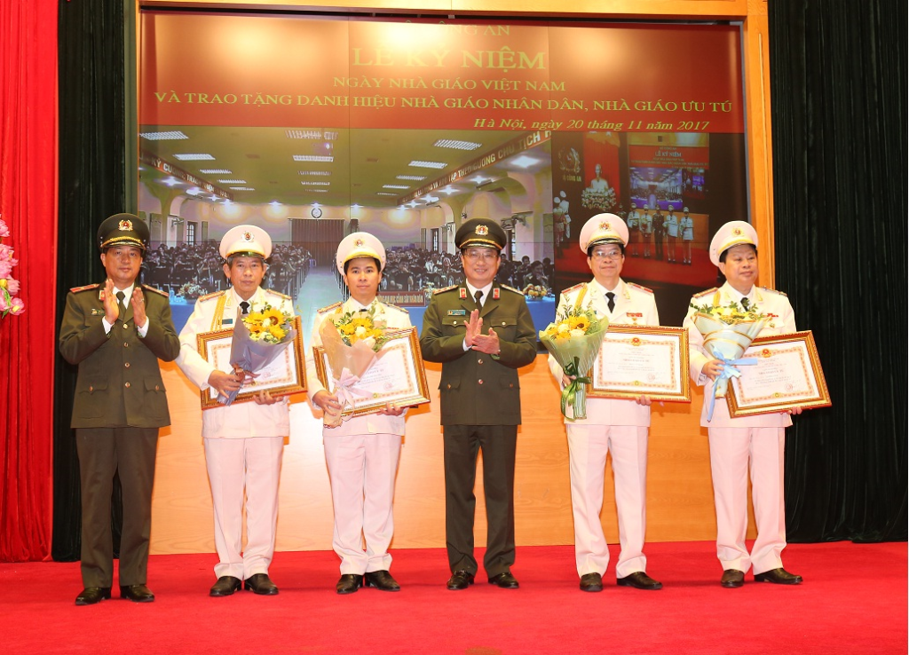 Thứ trưởng Nguyễn Văn Thành trao Quyết định và Danh hiệu “Nhà giáo Ưu tú” cho các Nhà giáo CAND; Thiếu tướng Đỗ Ngọc Cẩn, Phó Tổng cục trưởng Tổng cục Chính trị CAND tặng hoa chúc mừng các Nhà giáo.