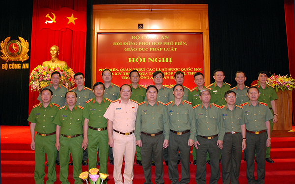 Các đại biểu chụp ảnh lưu niệm tại Hội nghị