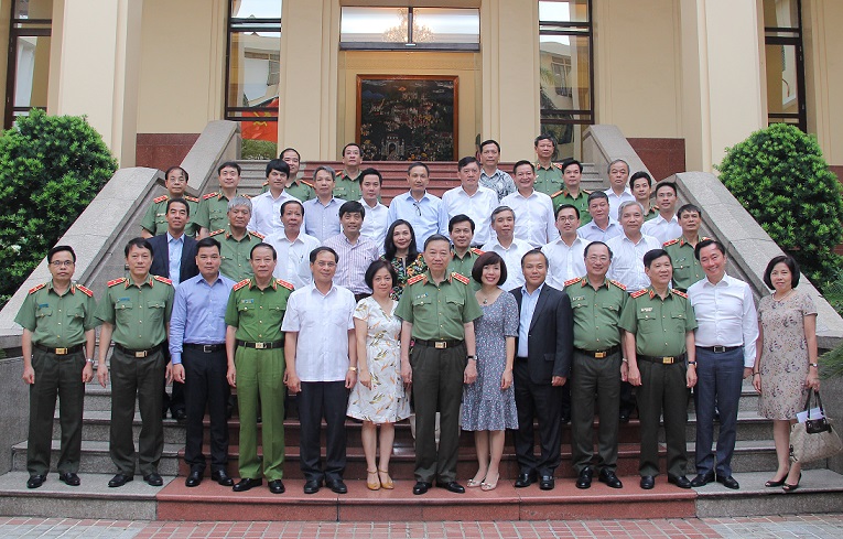 Bộ trưởng Tô Lâm; Thứ trưởng Thường trực Bùi Thanh Sơn và các đại biểu tại buổi gặp mặt.