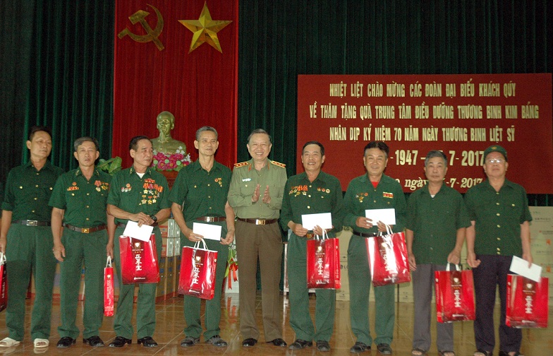 Bộ trưởng Tô Lâm tặng quà cho các thương, bệnh binh tại Trung tâm điều dưỡng thương binh Kim Bảng, Hà Nam.