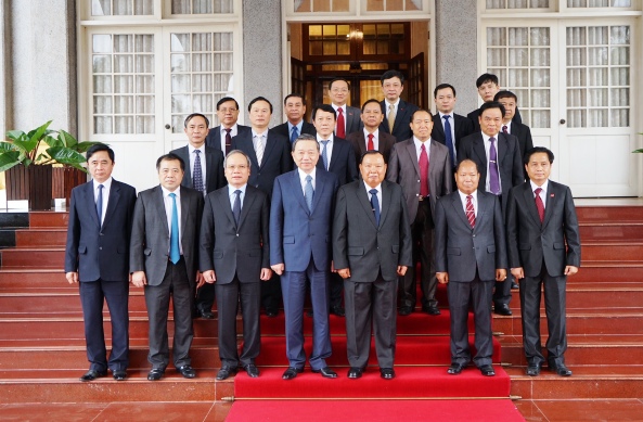 Bộ trưởng Tô Lâm cùng Tổng Bí thư, Chủ tịch nước Bun-nhăng Vo-la-chít và các đại biểu tại buổi tiếp.