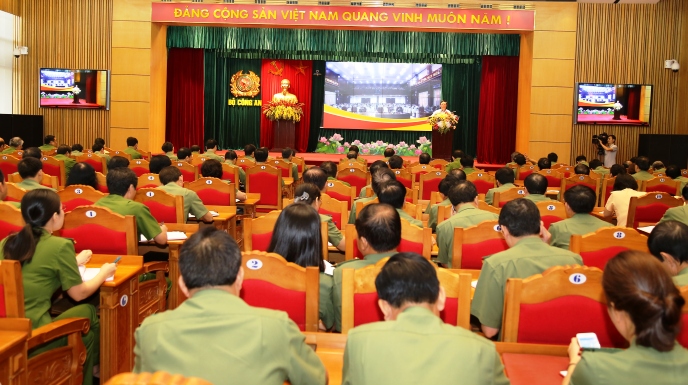PGS.TS. Phạm Văn Linh, Phó Trưởng ban Ban Tuyên giáo Trung ương truyền đạt tại Hội nghị.
